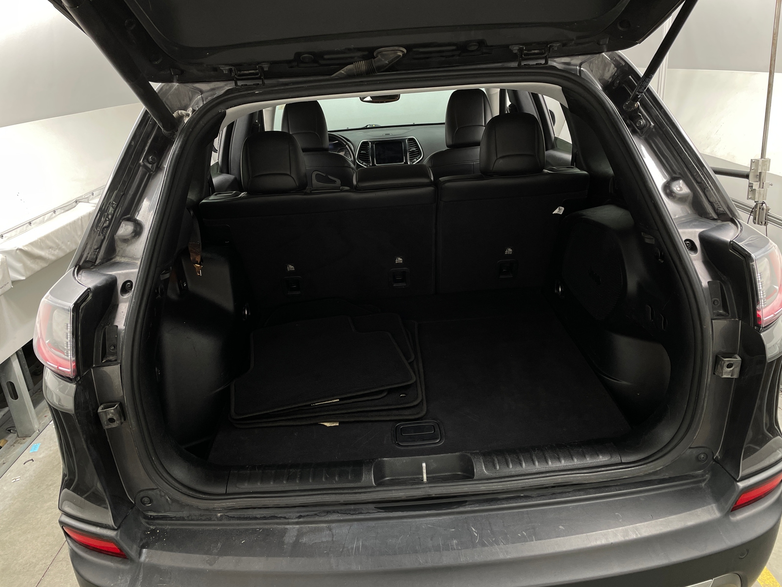 Thumbnail: 2020 Jeep Cherokee - 6