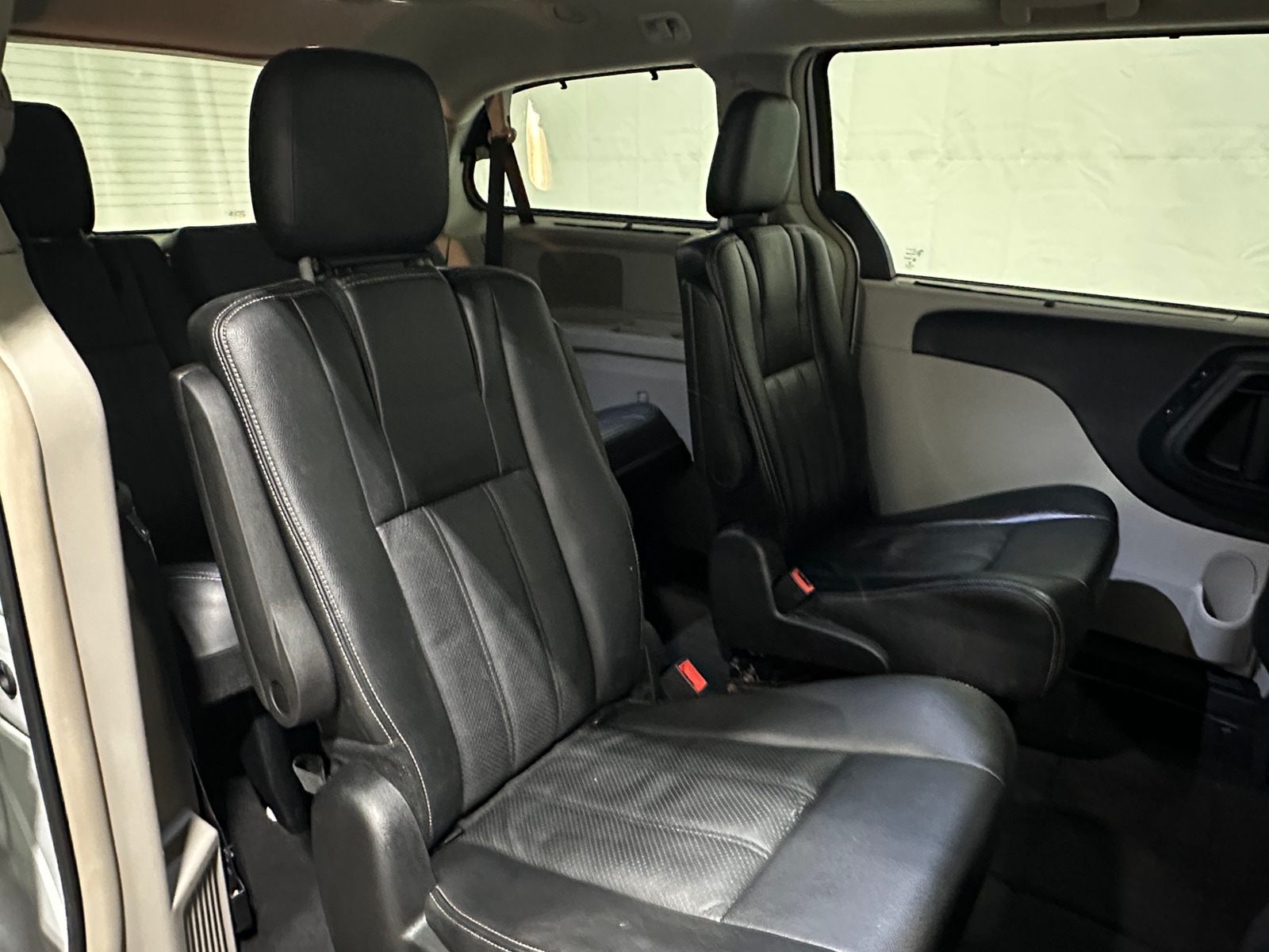 Thumbnail: 2016 Chrysler Town & Country - 5