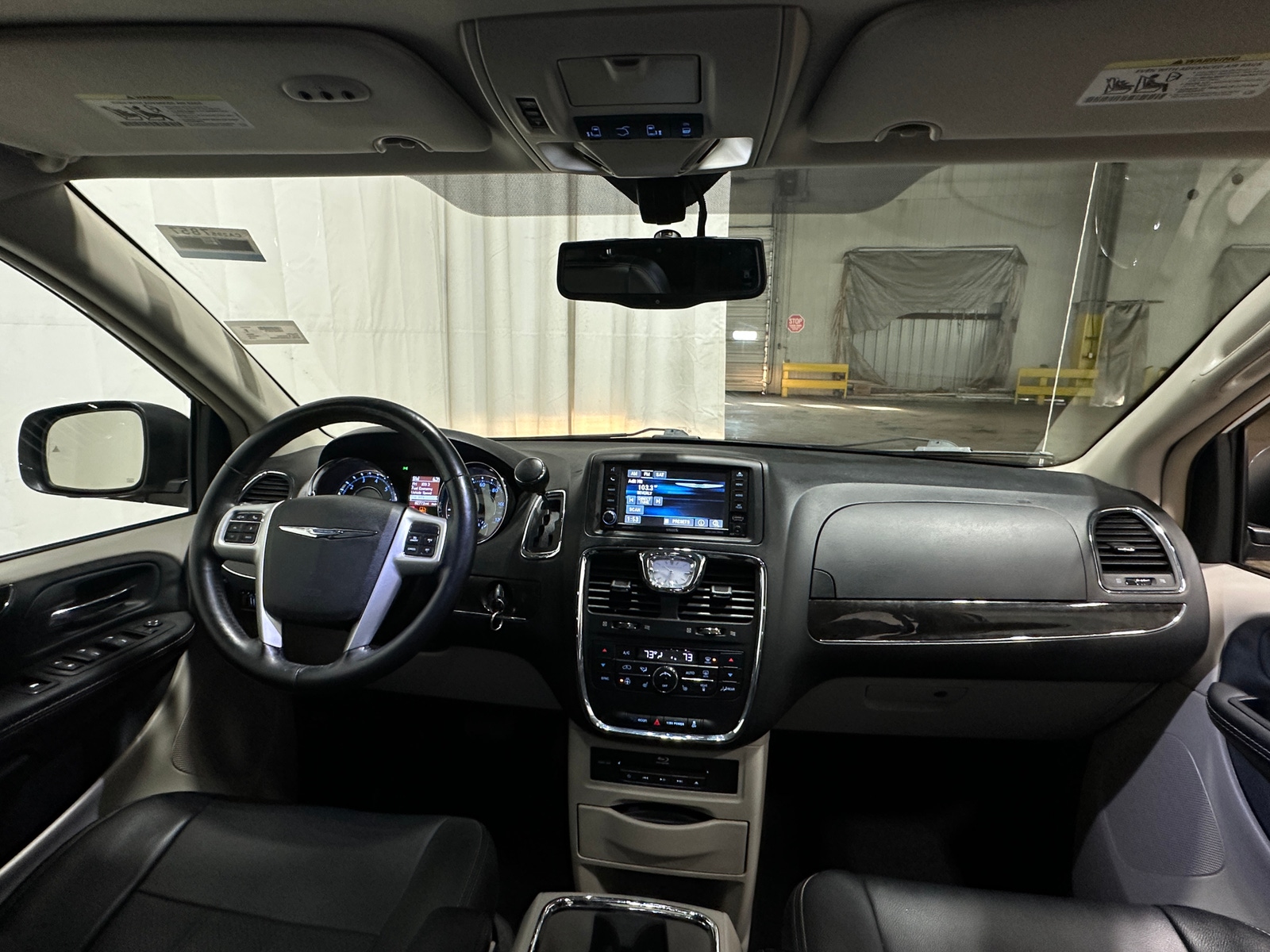 Thumbnail: 2016 Chrysler Town & Country - 2
