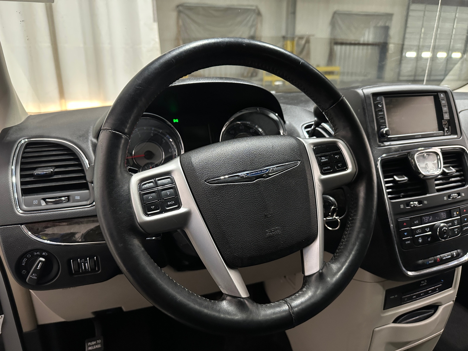 Thumbnail: 2016 Chrysler Town & Country - 4