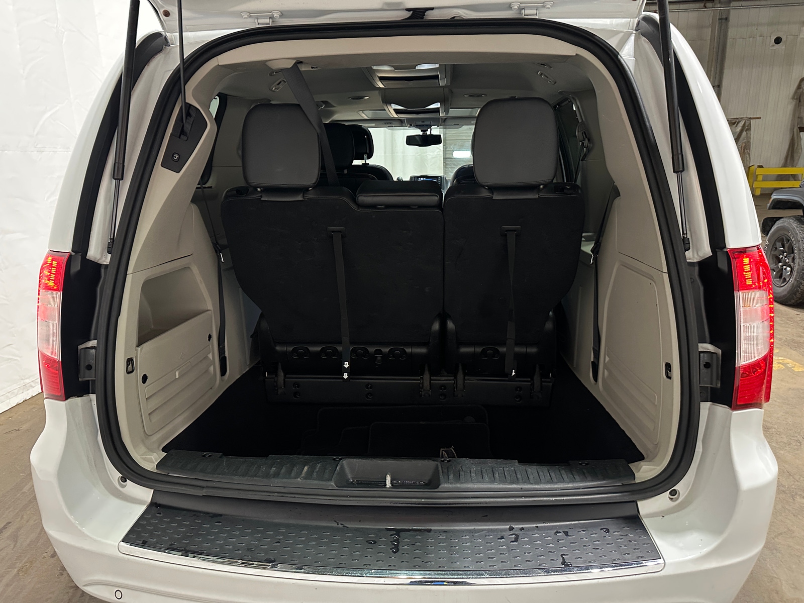 Thumbnail: 2016 Chrysler Town & Country - 6