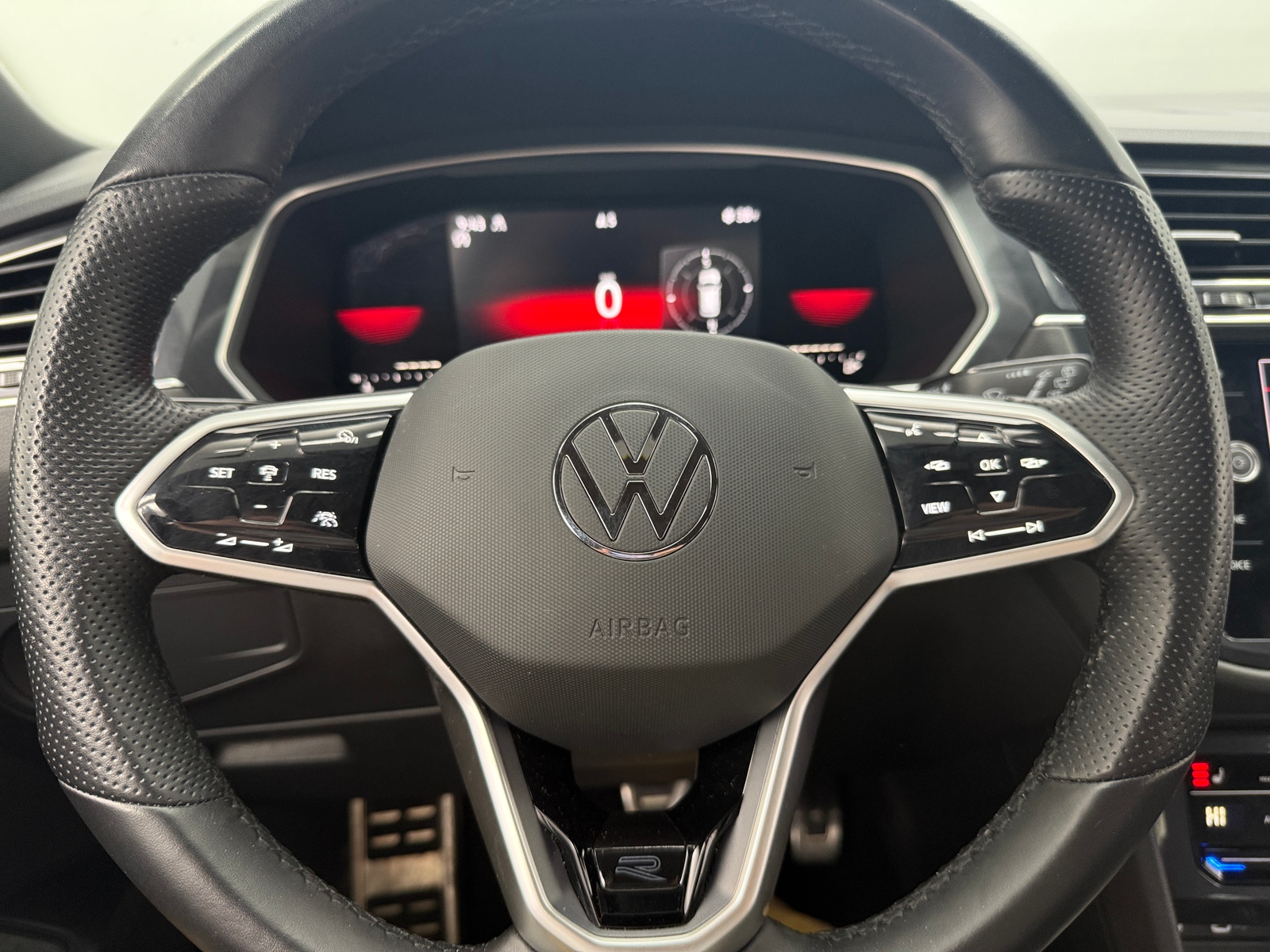 Thumbnail: 2022 Volkswagen Tiguan - 4