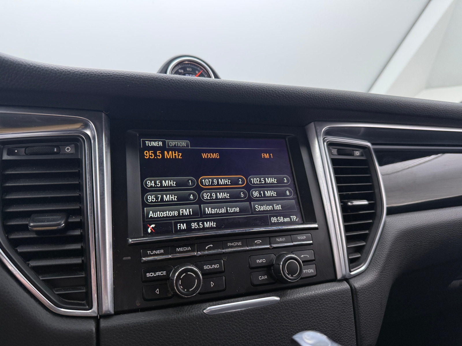 Thumbnail: 2015 Porsche Macan - 3