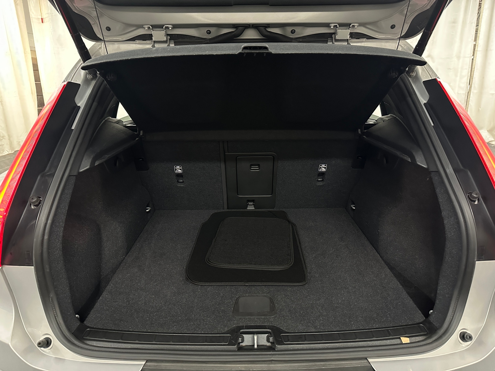 Thumbnail: 2024 Volvo XC40 - 7