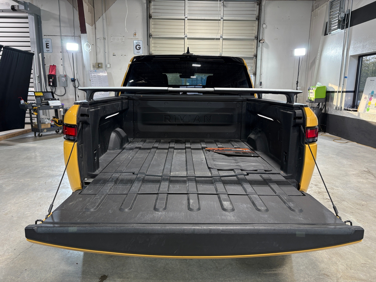 Thumbnail: 2022 Rivian R1T - 6