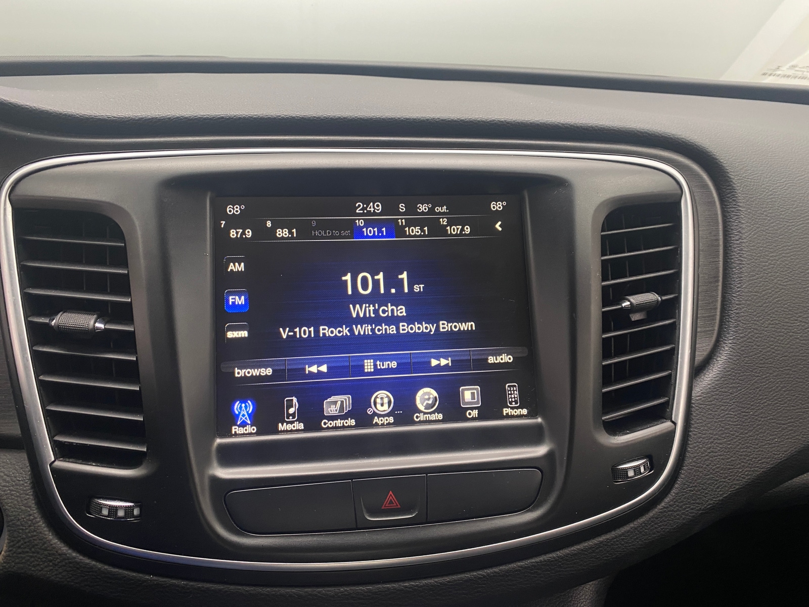 Thumbnail: 2017 Chrysler 200 - 3