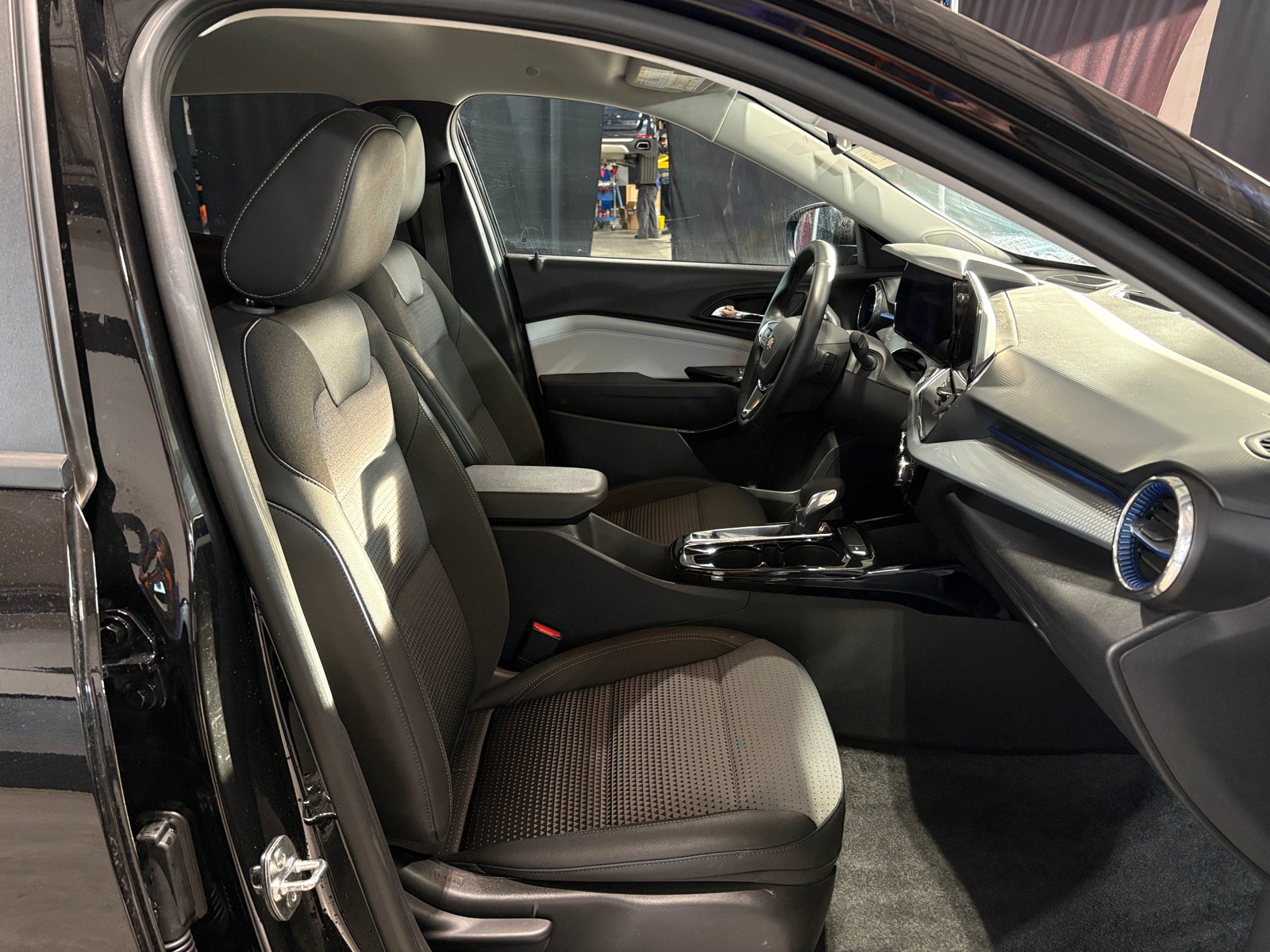 Thumbnail: 2025 Chevrolet Trax - 2