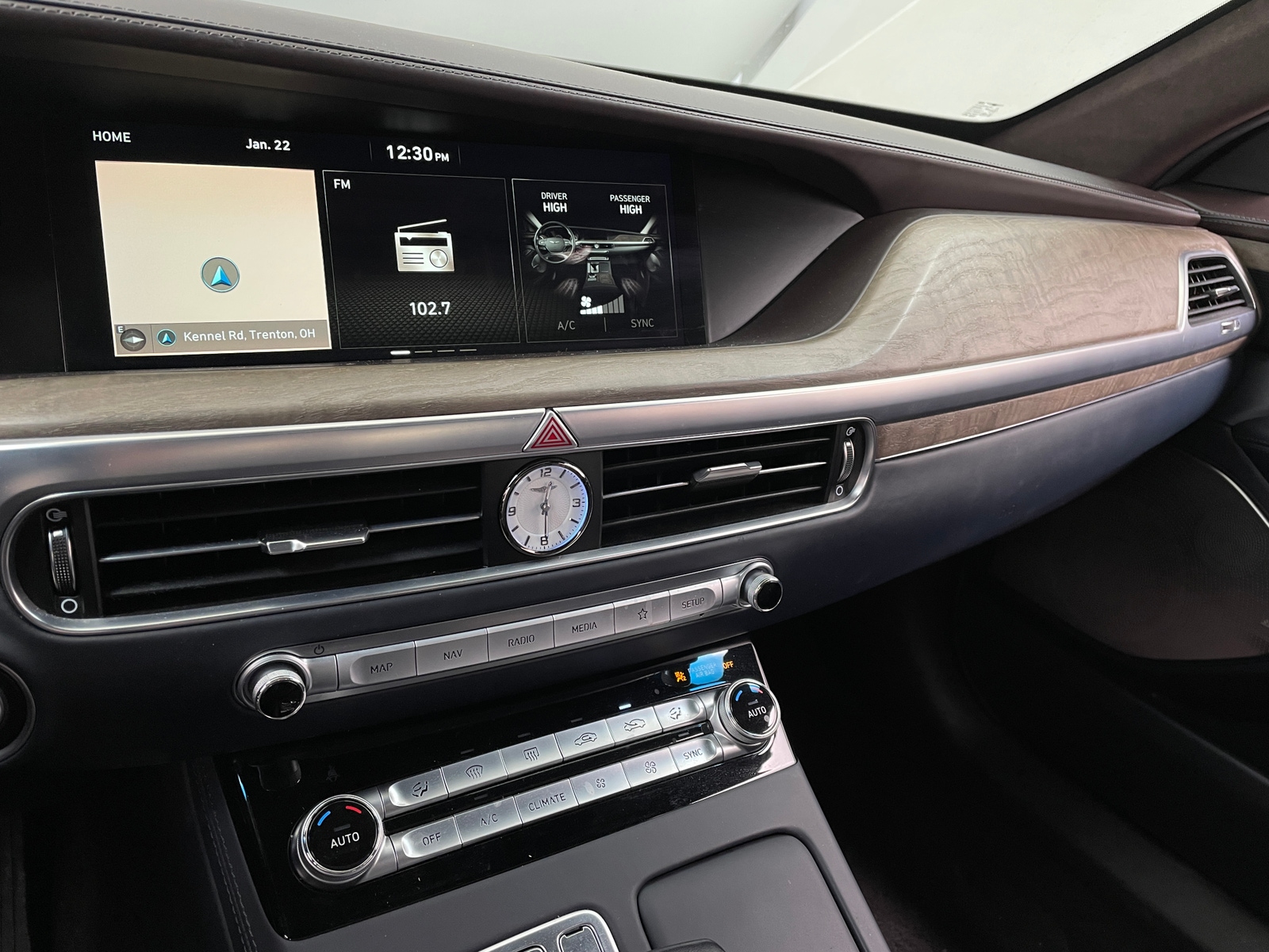 Thumbnail: 2020 Genesis G90 - 3