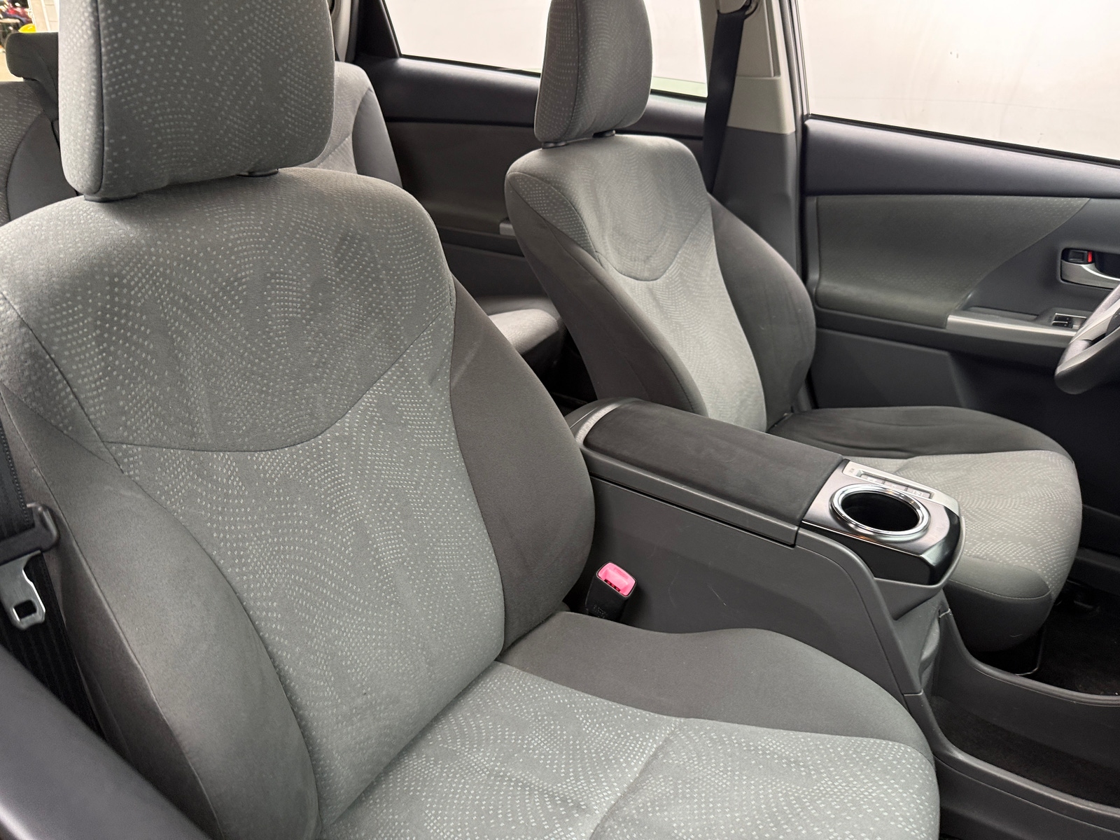 Thumbnail: 2014 Toyota Prius v - 2