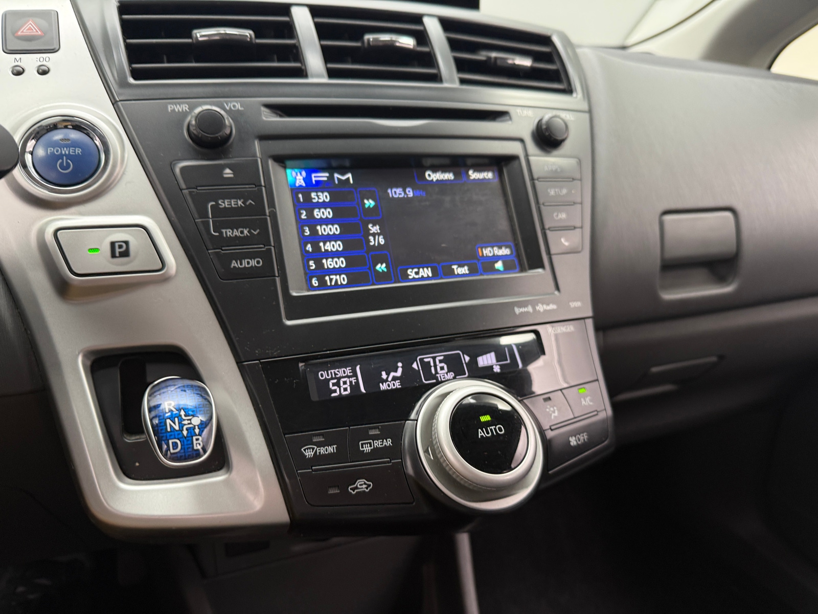 Thumbnail: 2014 Toyota Prius v - 4