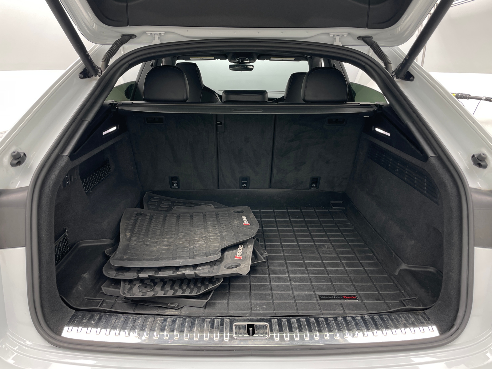 Thumbnail: 2023 Audi RS Q8 - 6