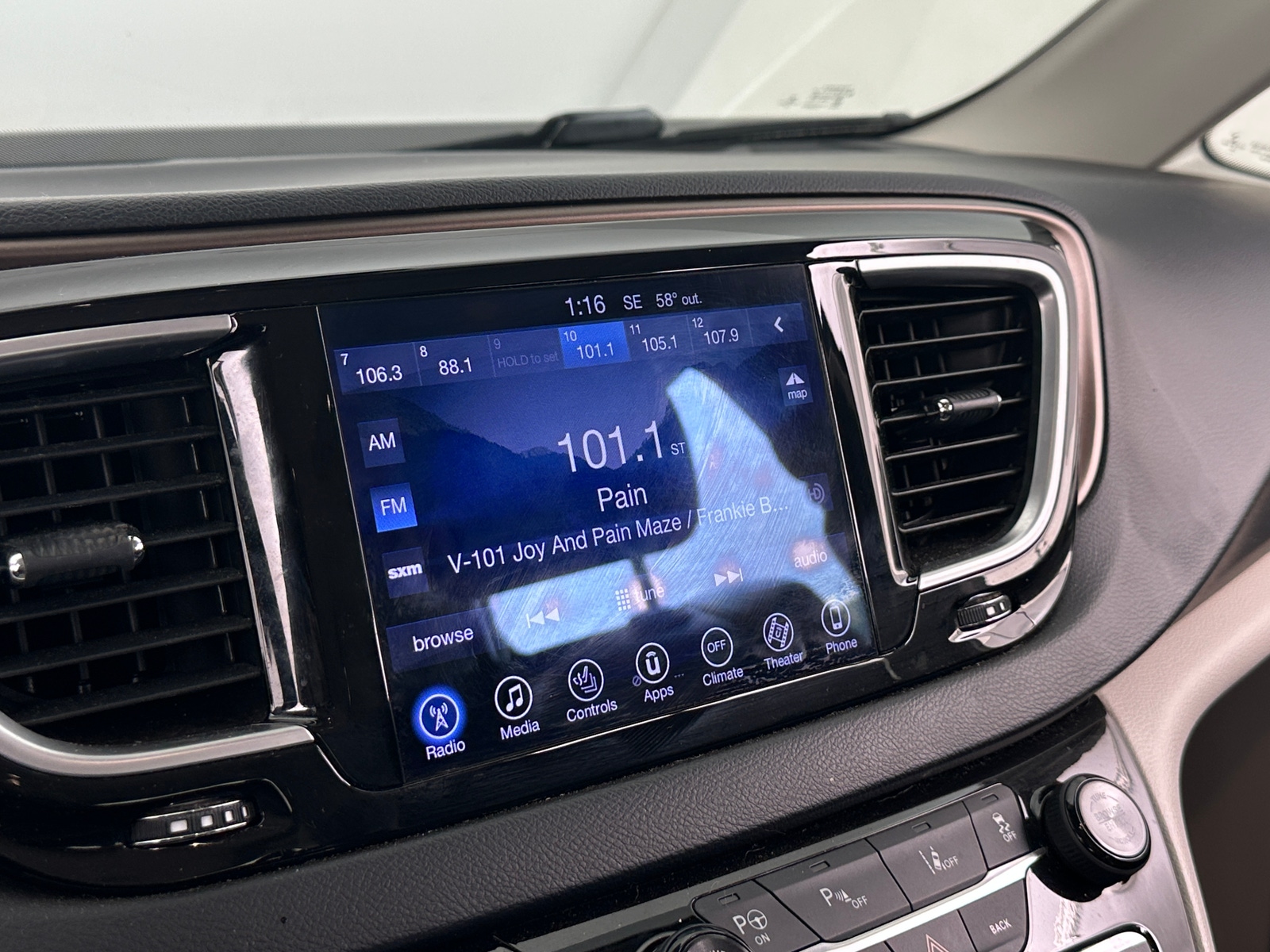 Thumbnail: 2017 Chrysler Pacifica - 3