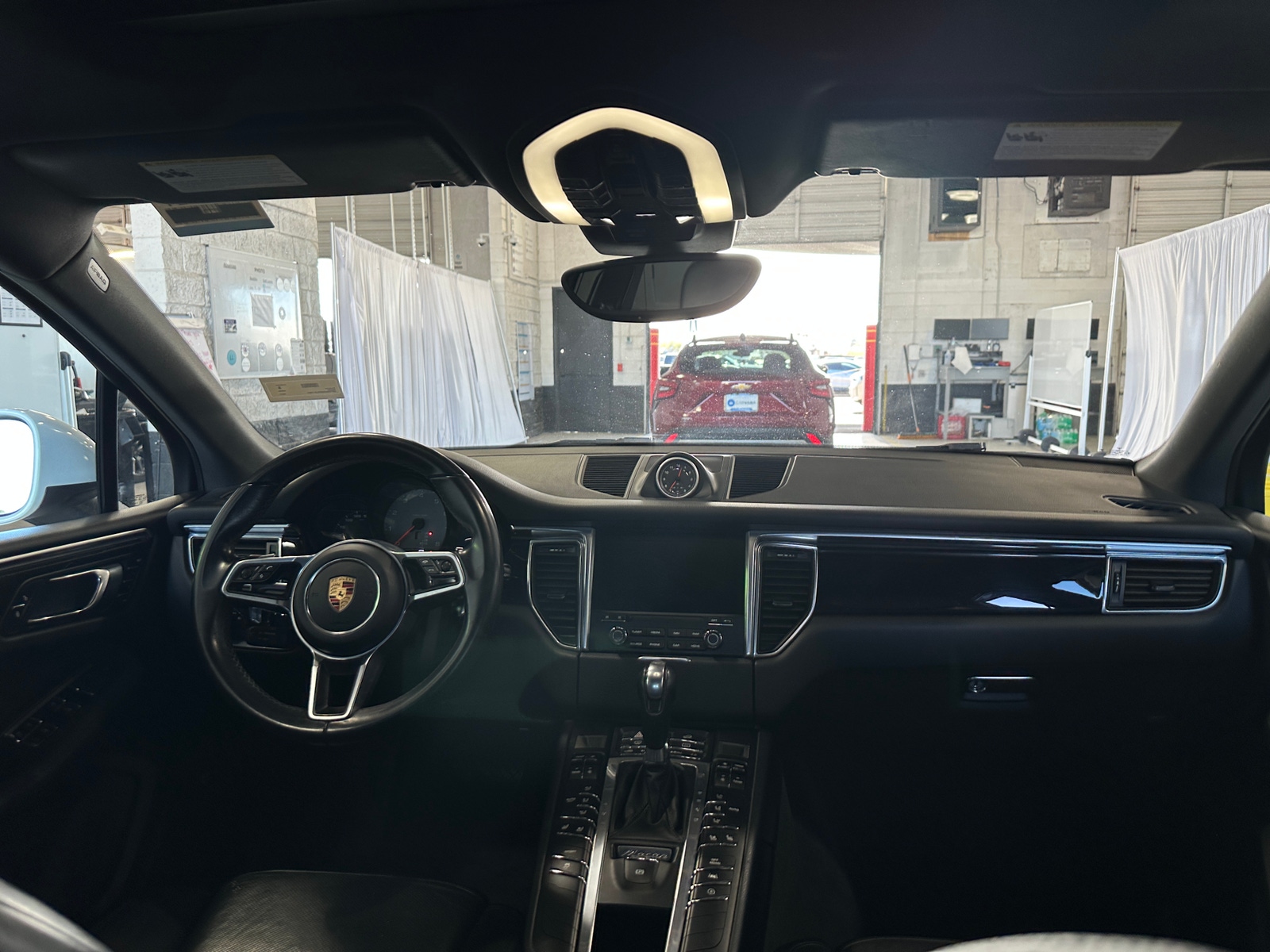 Thumbnail: 2017 Porsche Macan - 2