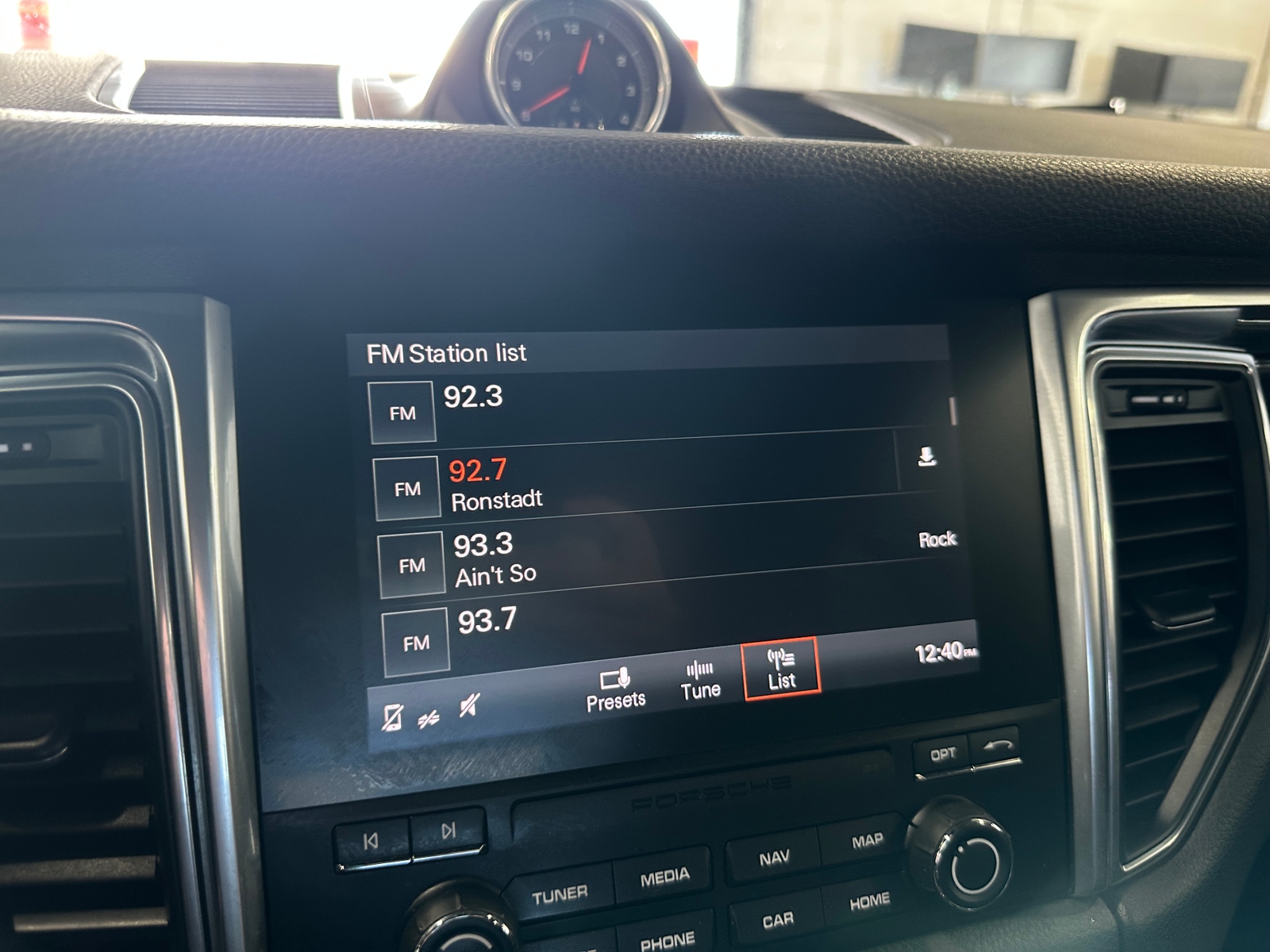 Thumbnail: 2017 Porsche Macan - 3