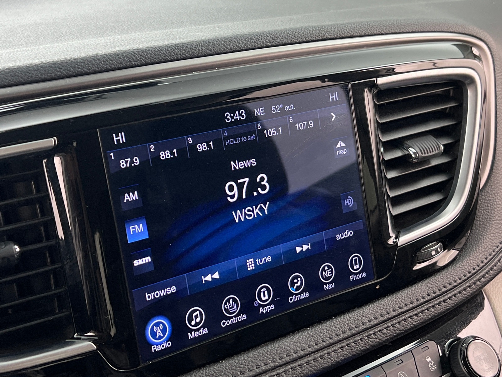 Thumbnail: 2017 Chrysler Pacifica - 3