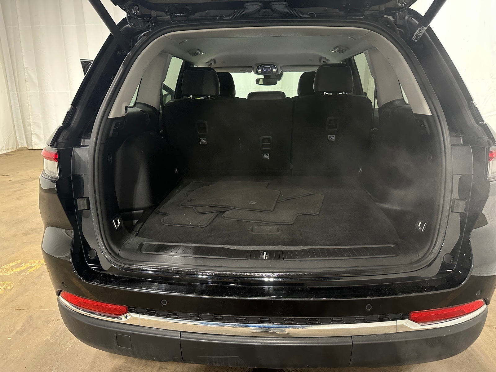 Thumbnail: 2023 Jeep Grand Cherokee - 6