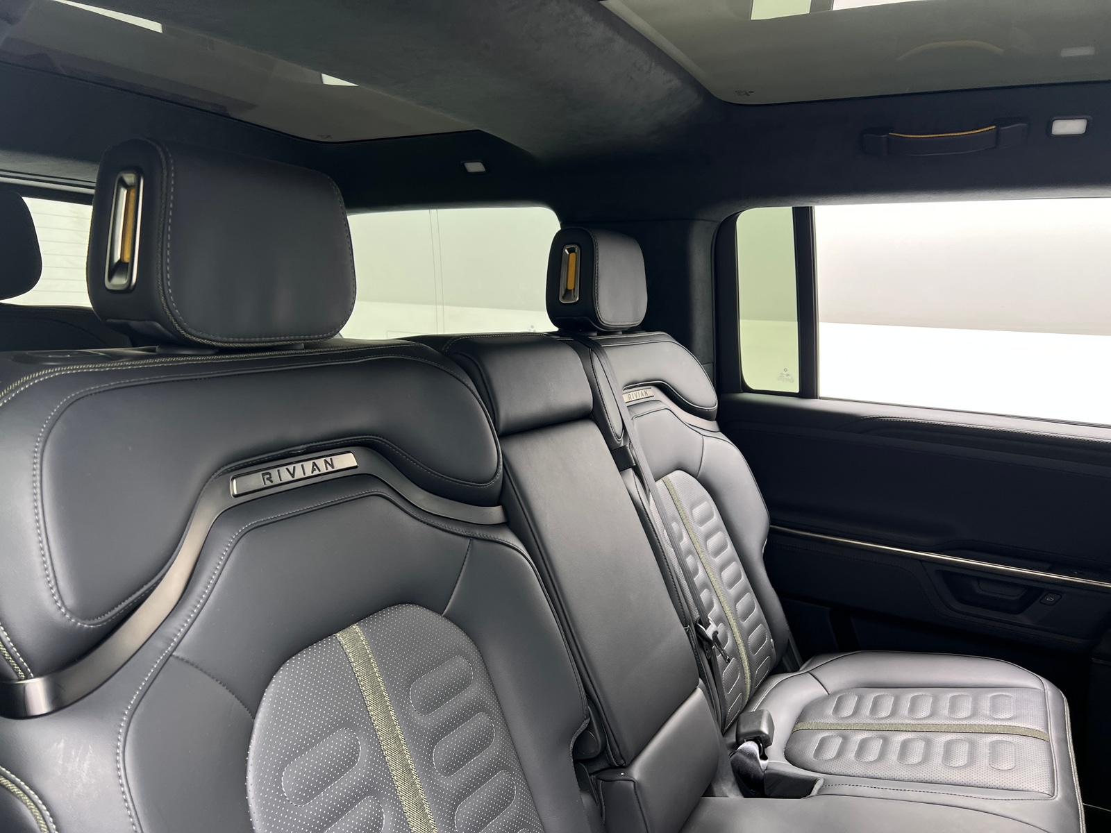 Thumbnail: 2025 Rivian R1S - 5