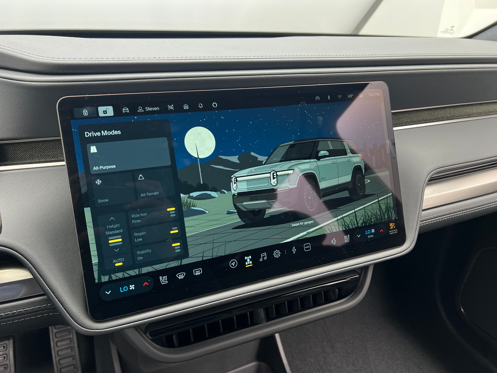 Thumbnail: 2025 Rivian R1S - 3