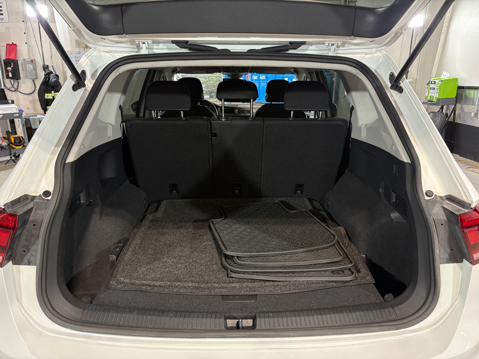 Thumbnail: 2023 Volkswagen Tiguan - 7