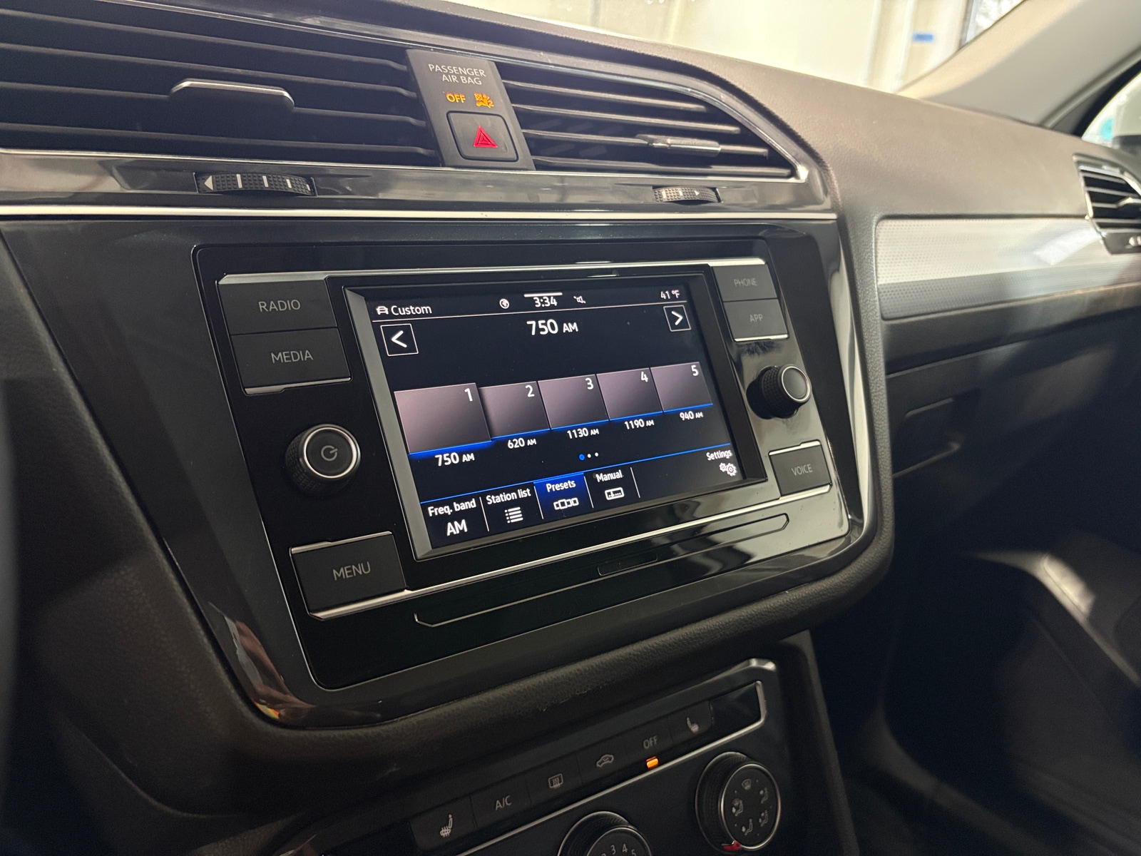 Thumbnail: 2023 Volkswagen Tiguan - 4