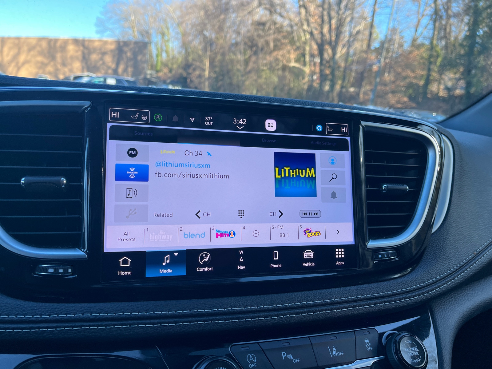 Thumbnail: 2025 Chrysler Pacifica - 3