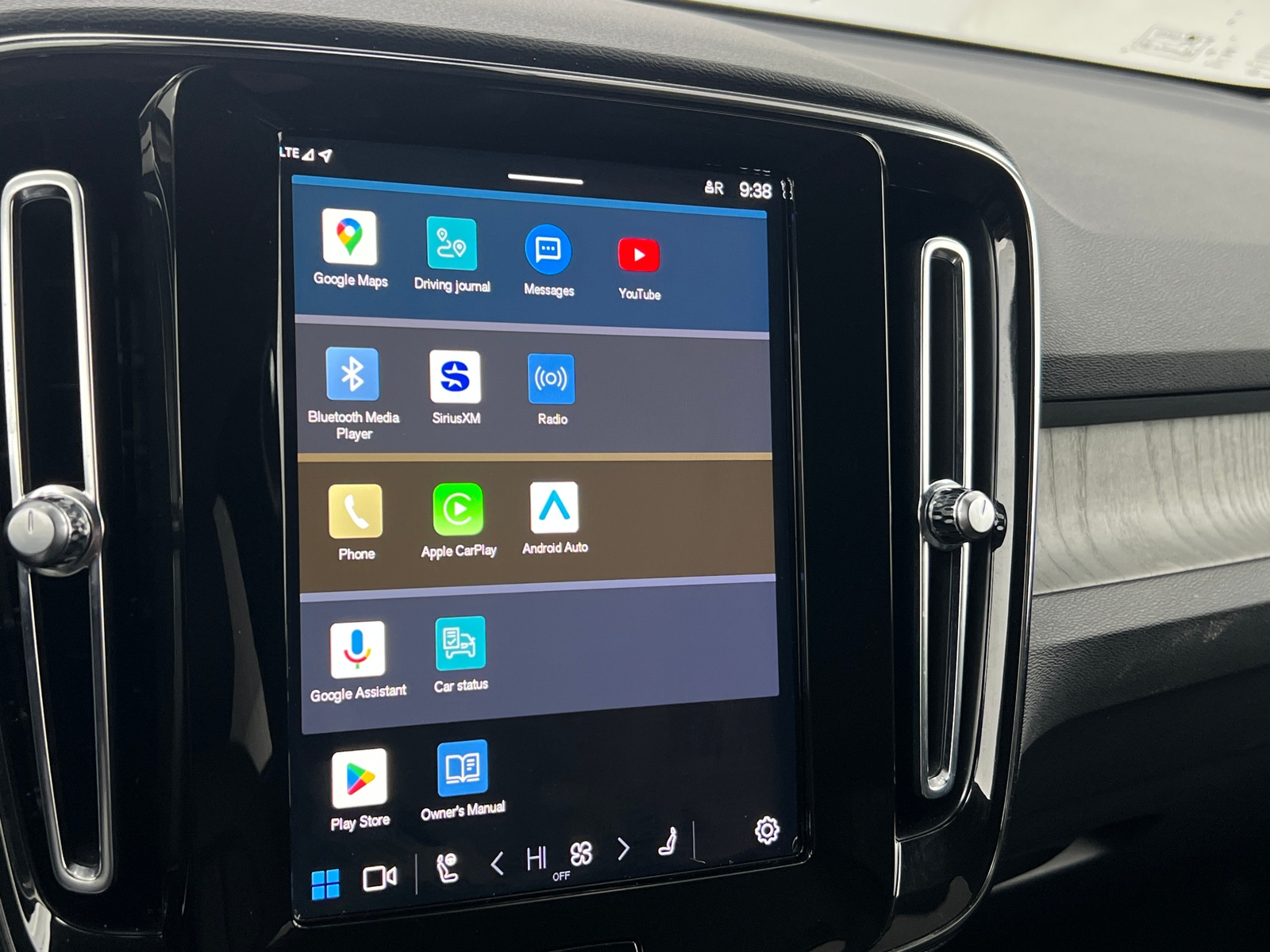 Thumbnail: 2024 Volvo XC40 - 4