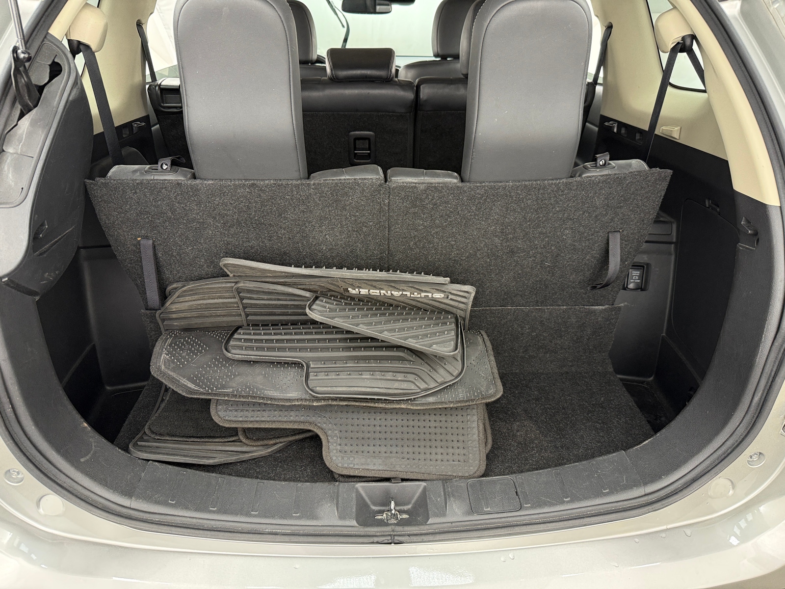 Thumbnail: 2020 Mitsubishi Outlander - 6