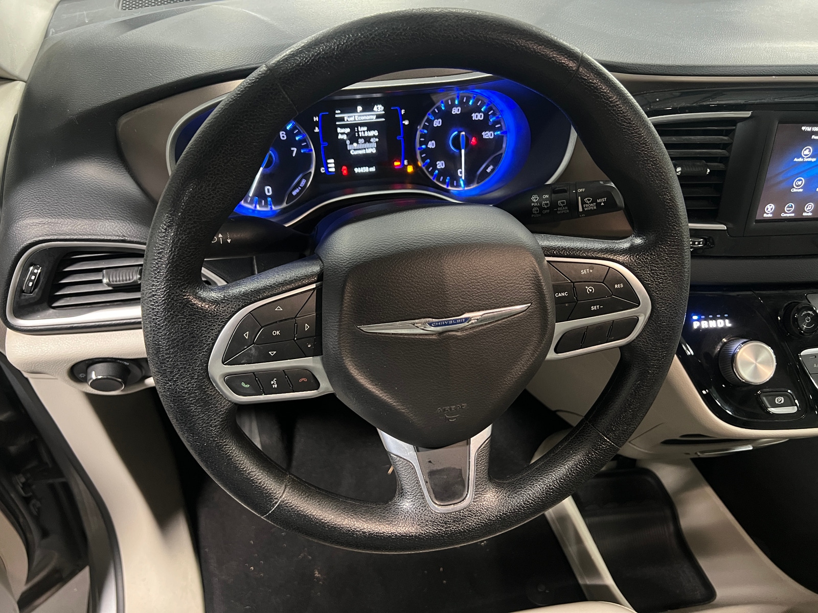 Thumbnail: 2021 Chrysler Voyager - 4