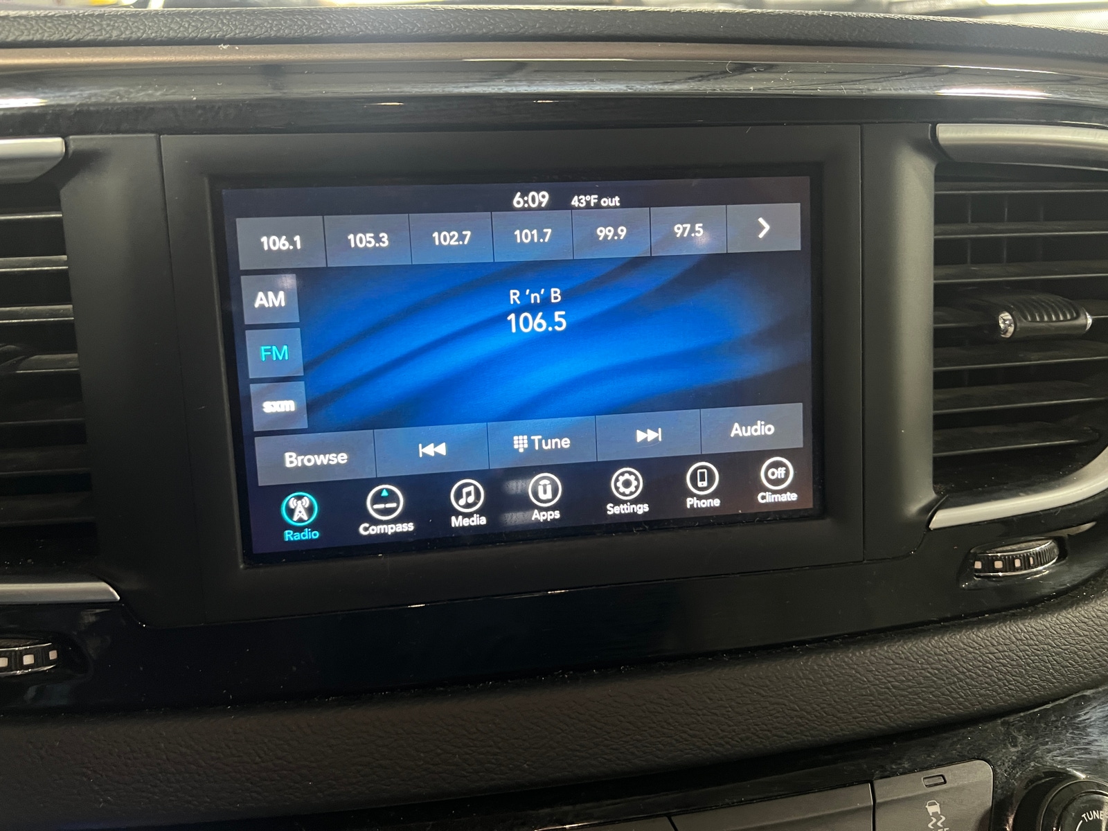 Thumbnail: 2021 Chrysler Voyager - 3