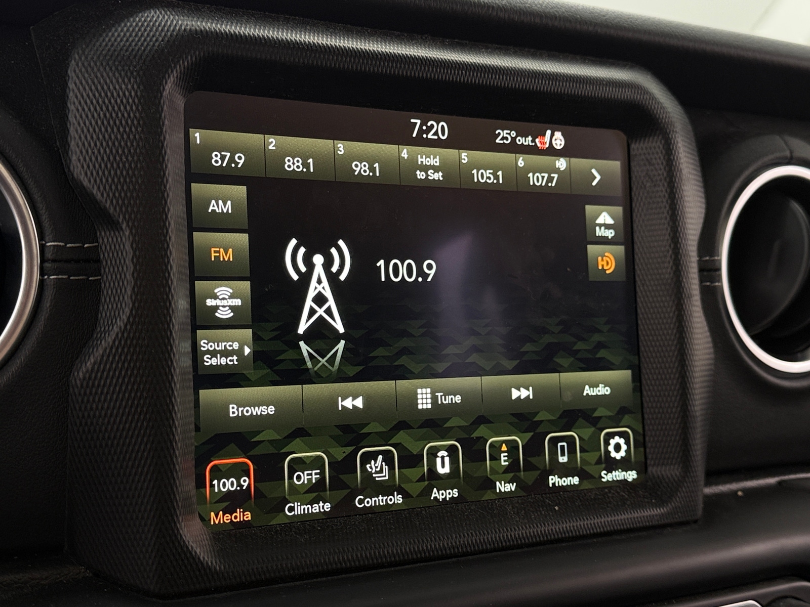 Thumbnail: 2022 Jeep Gladiator - 4