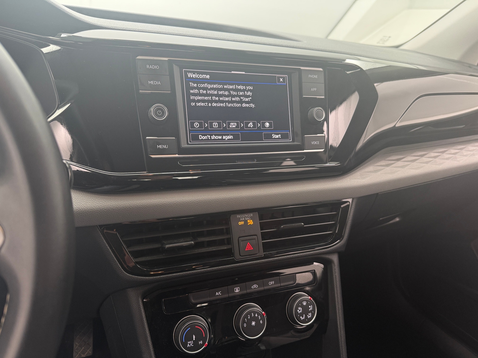 Thumbnail: 2023 Volkswagen Taos - 4