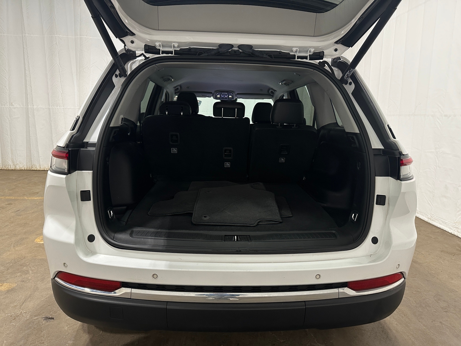 Thumbnail: 2023 Jeep Grand Cherokee - 6