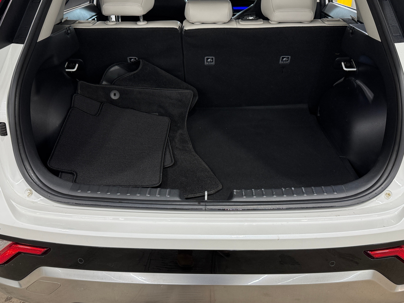 Thumbnail: 2023 Kia Niro - 7