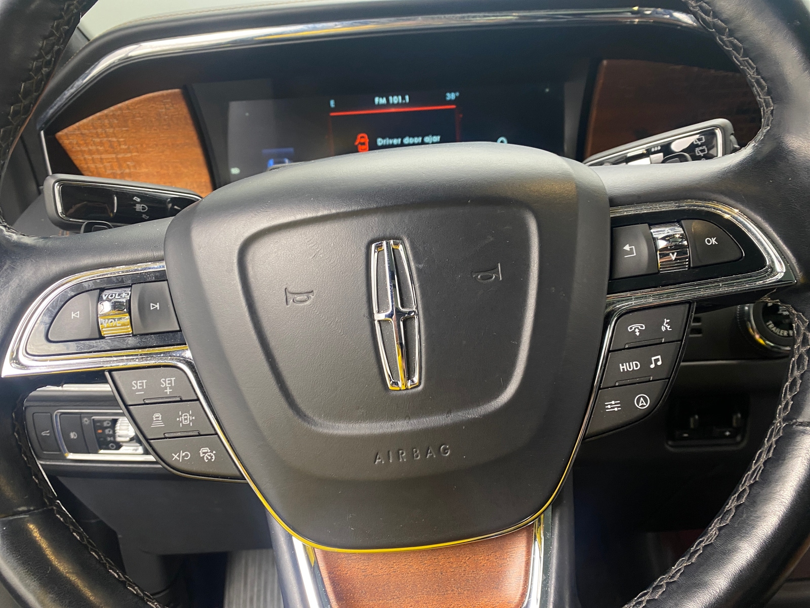 Thumbnail: 2022 Lincoln Navigator L - 4