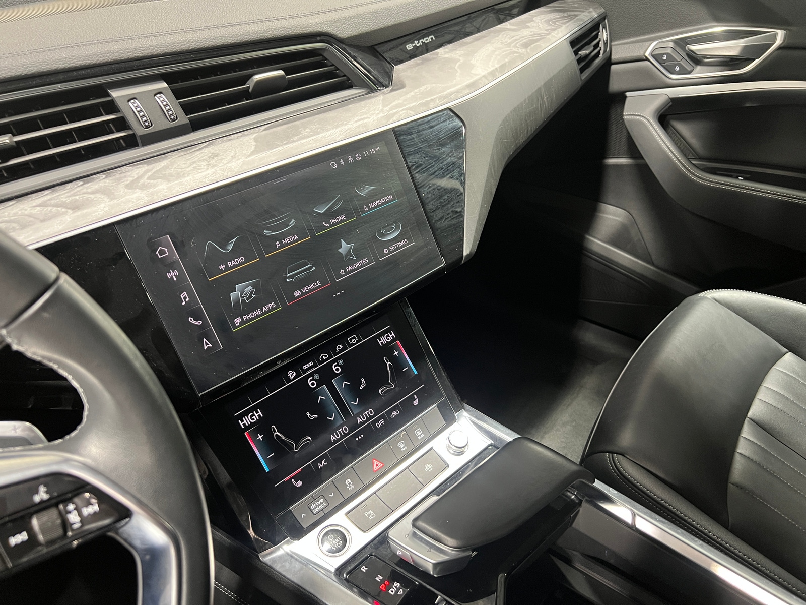 Thumbnail: 2022 Audi e-tron - 3