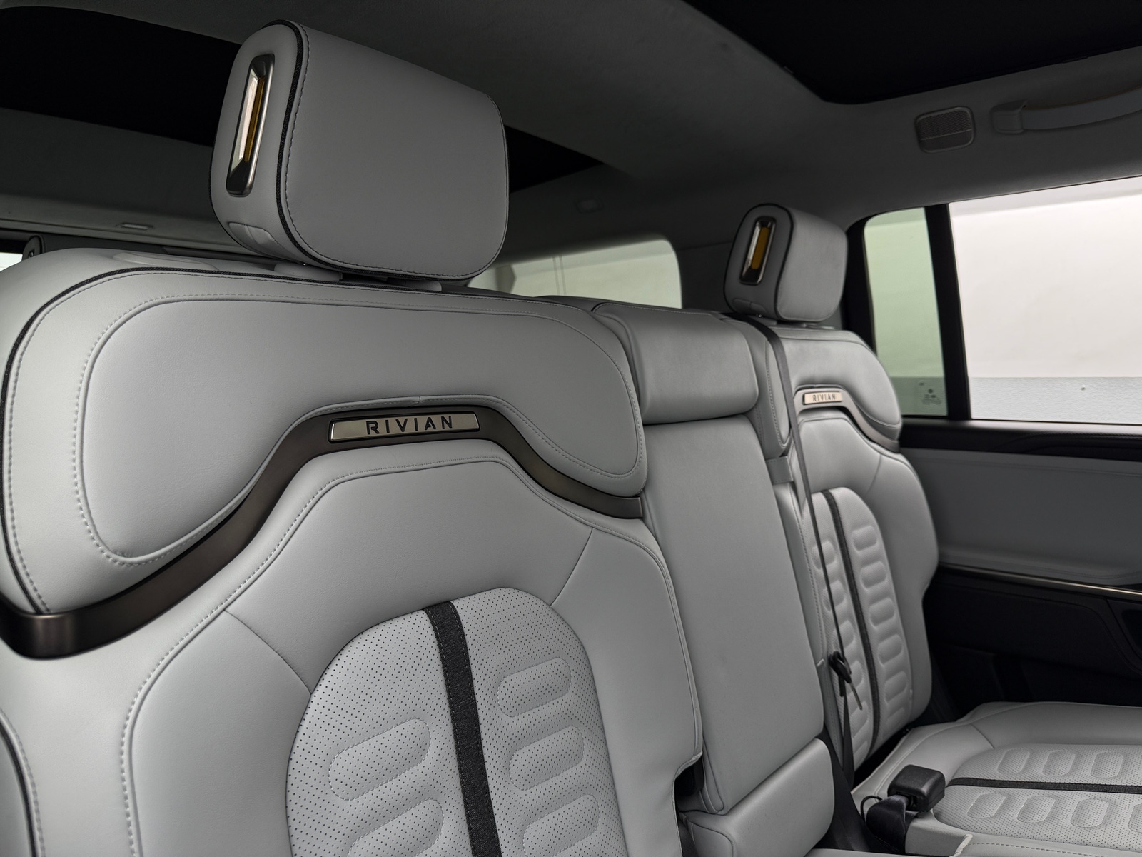 Thumbnail: 2023 Rivian R1S - 5