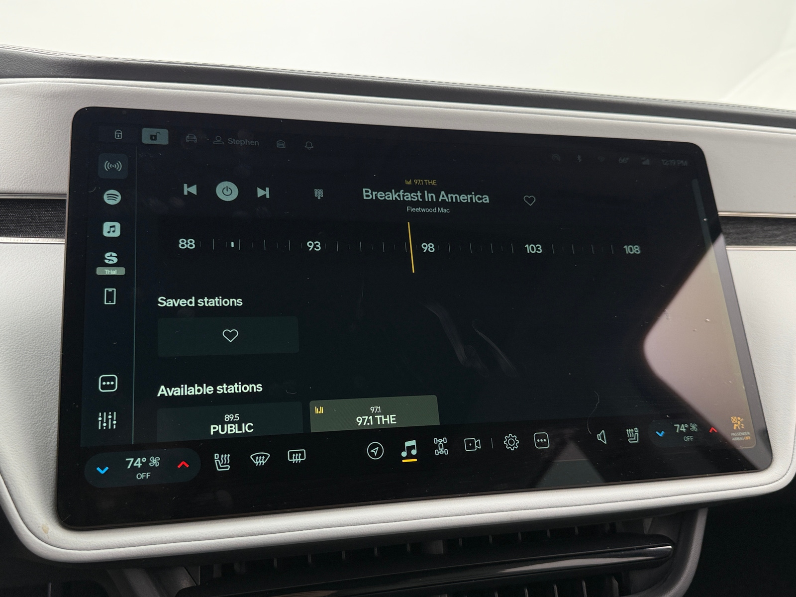 Thumbnail: 2023 Rivian R1S - 3