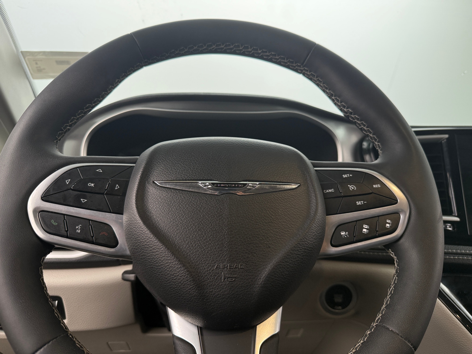 Thumbnail: 2023 Chrysler Pacifica - 4