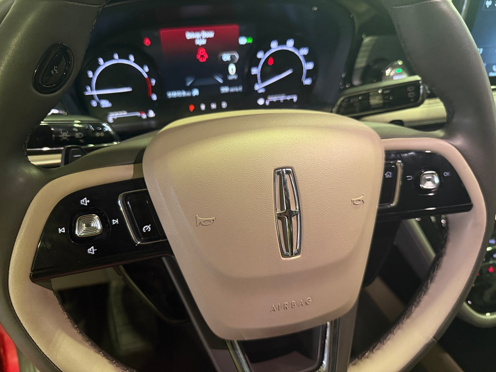 Thumbnail: 2022 Lincoln Corsair - 4