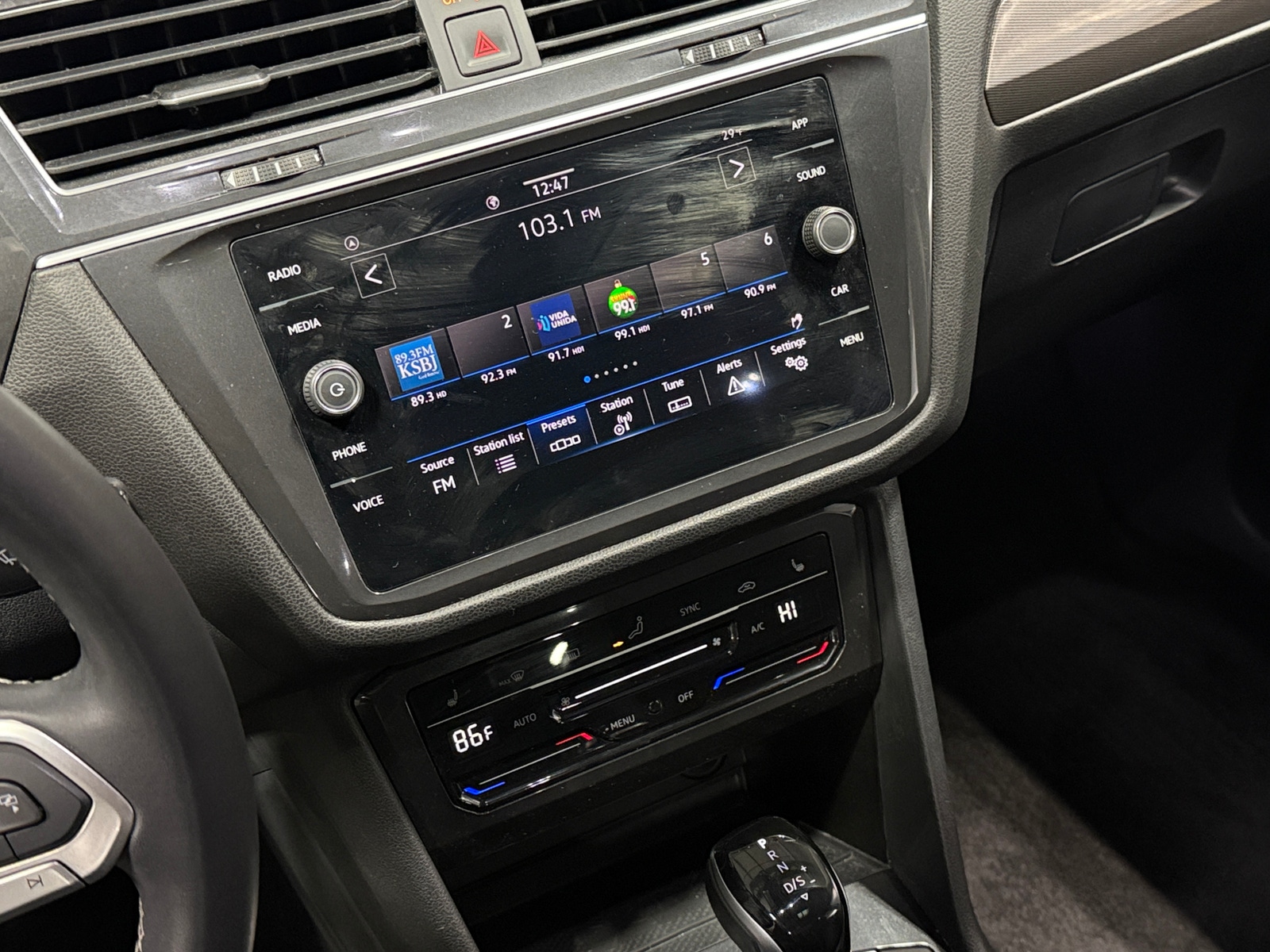 Thumbnail: 2023 Volkswagen Tiguan - 3