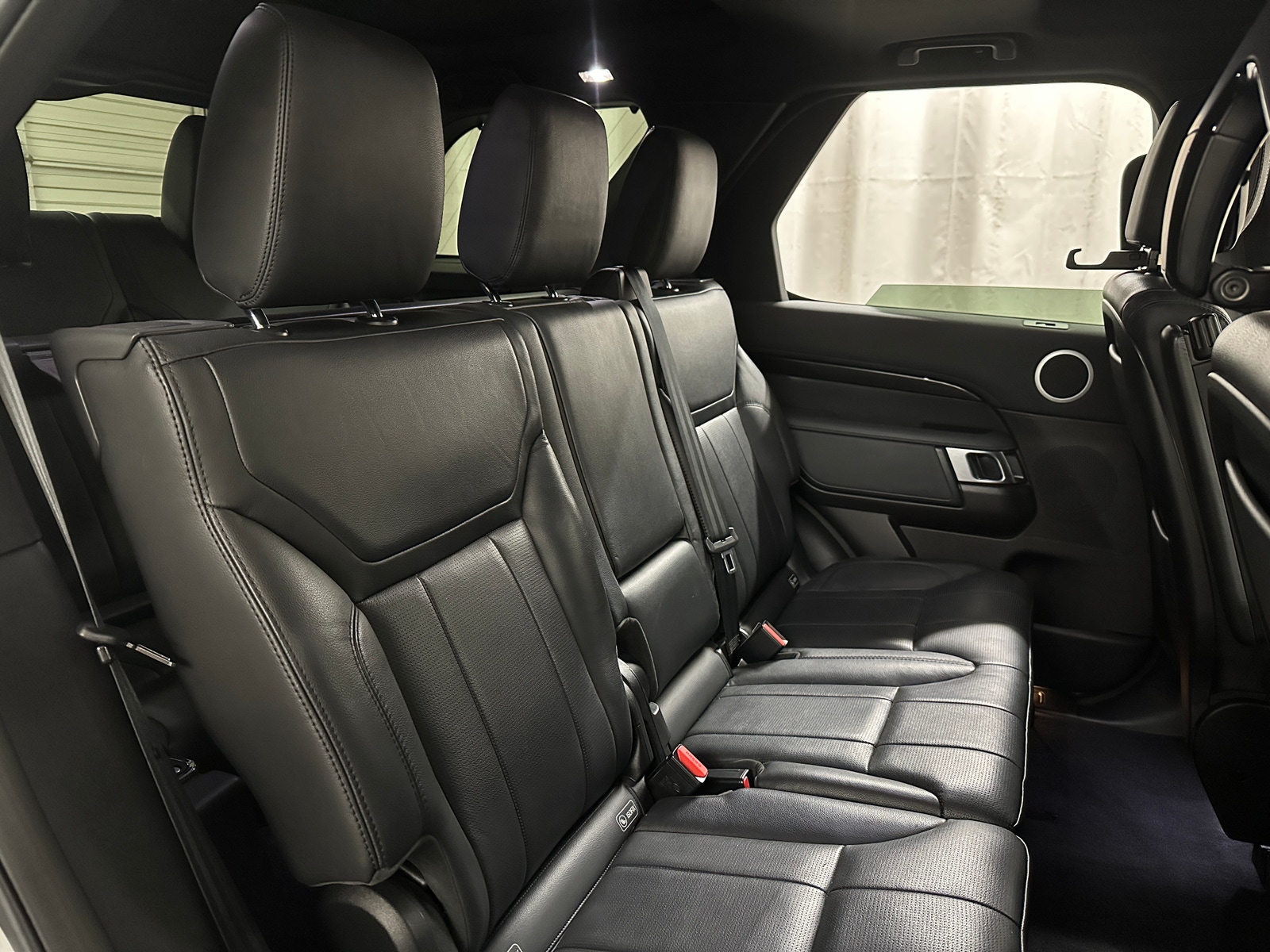 Thumbnail: 2018 Land Rover Discovery - 5