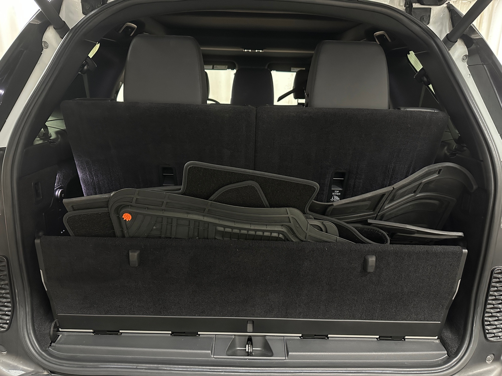 Thumbnail: 2018 Land Rover Discovery - 6