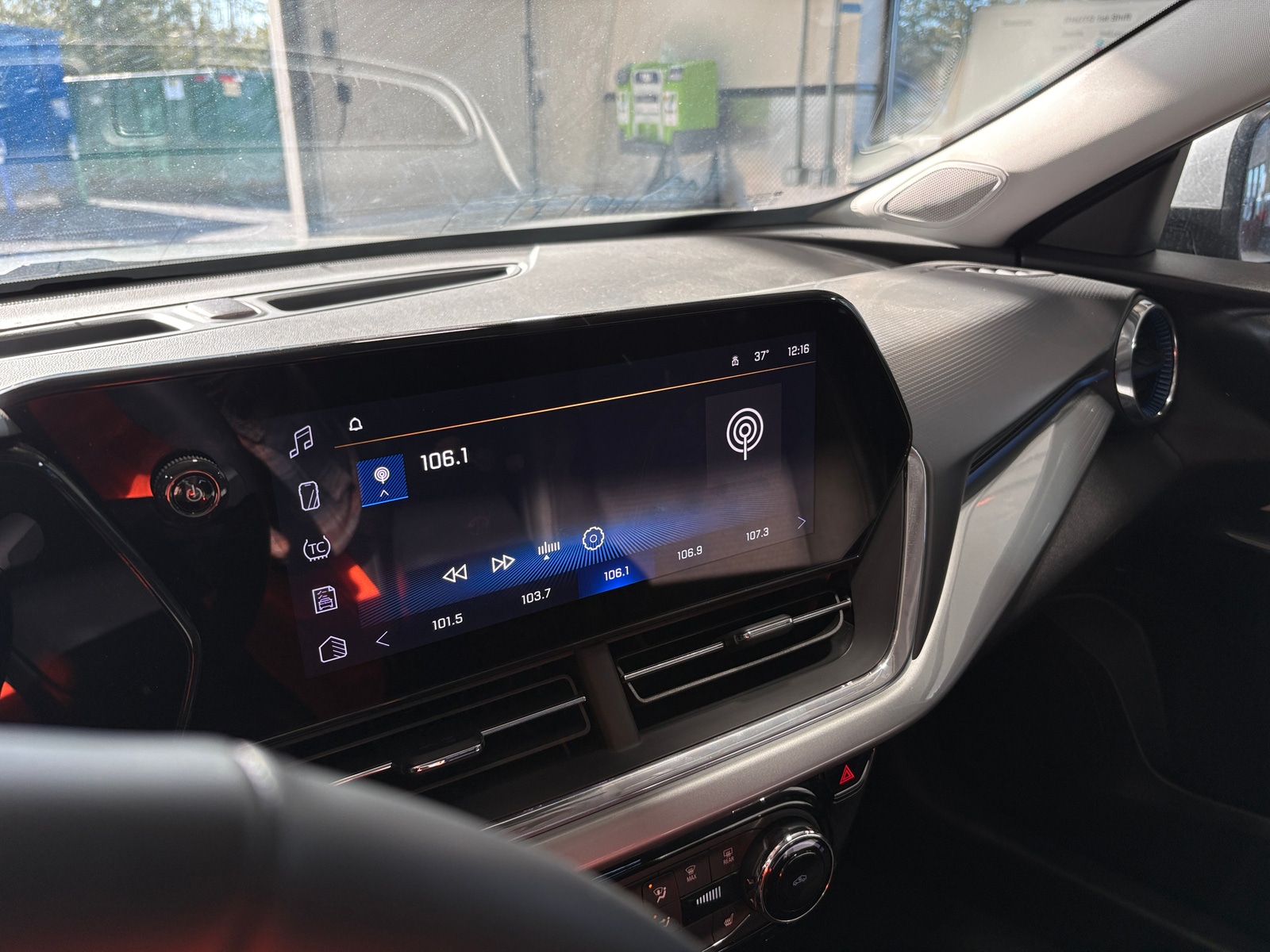 Thumbnail: 2025 Chevrolet Trax - 4