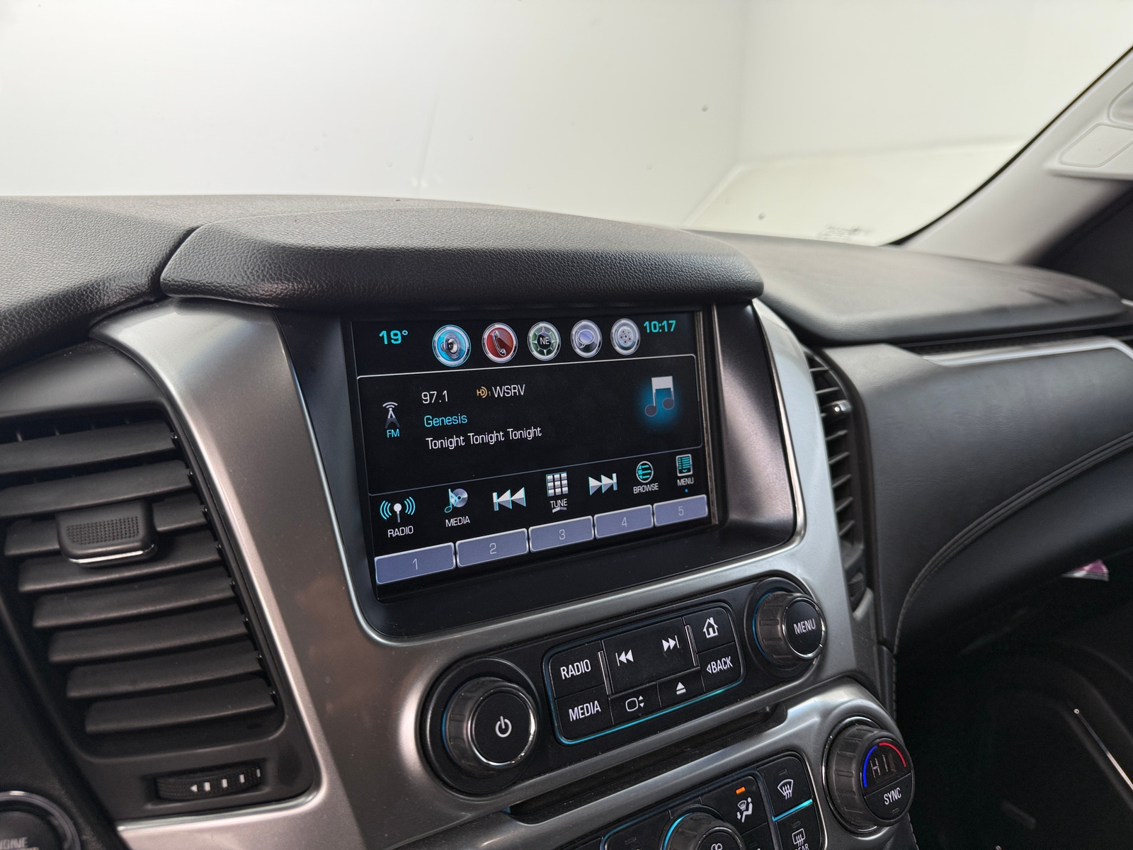 Thumbnail: 2017 Chevrolet Suburban - 3