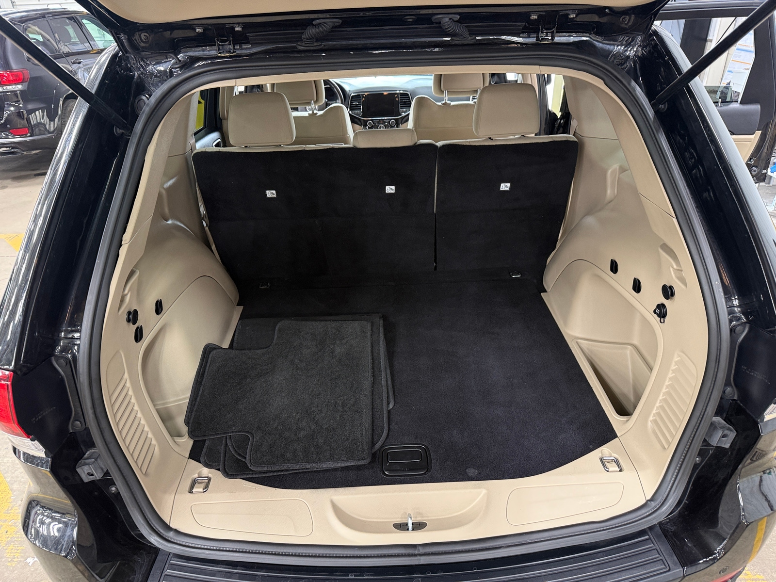 Thumbnail: 2022 Jeep Grand Cherokee - 7