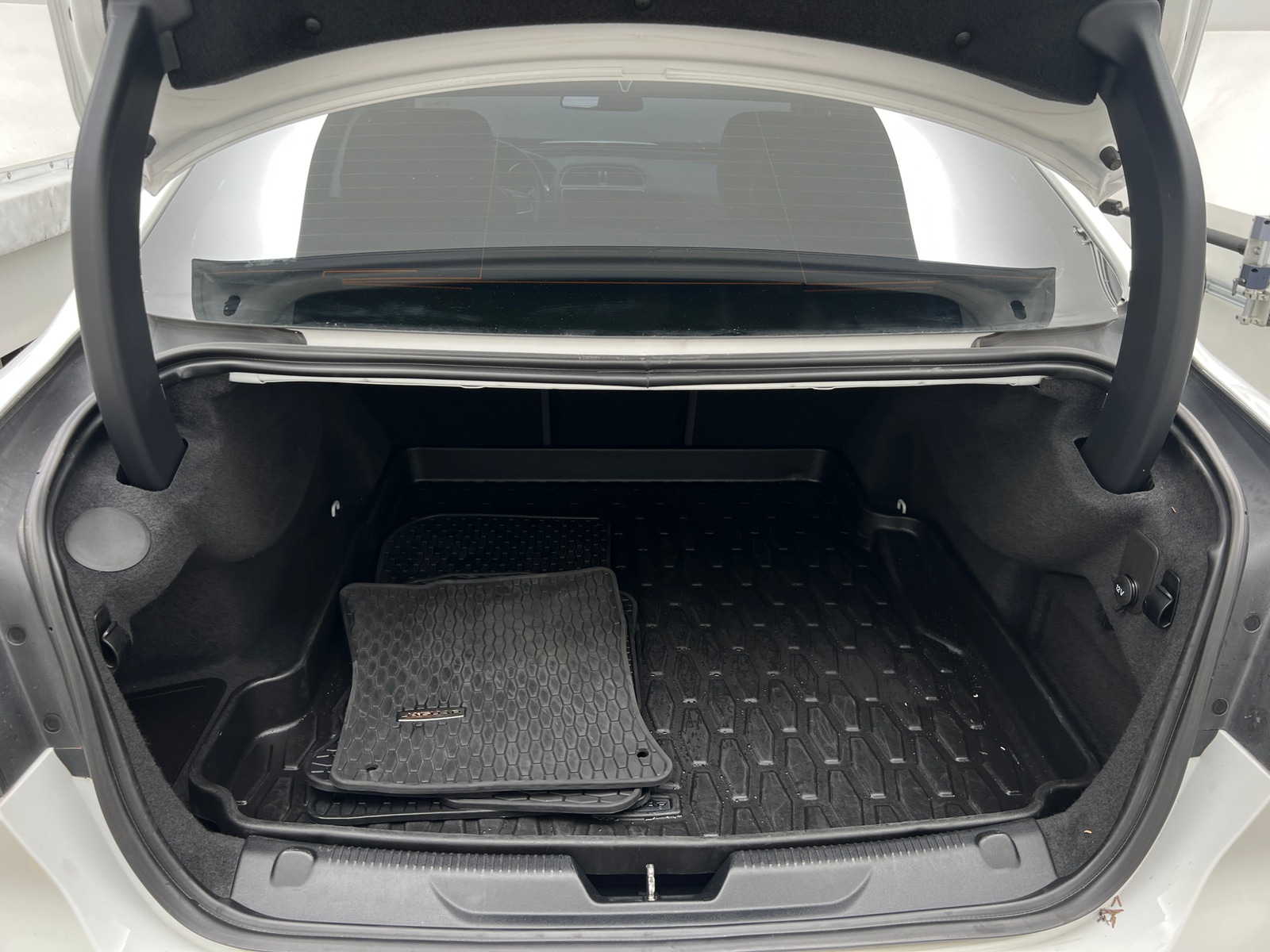 Thumbnail: 2017 Jaguar XE - 6