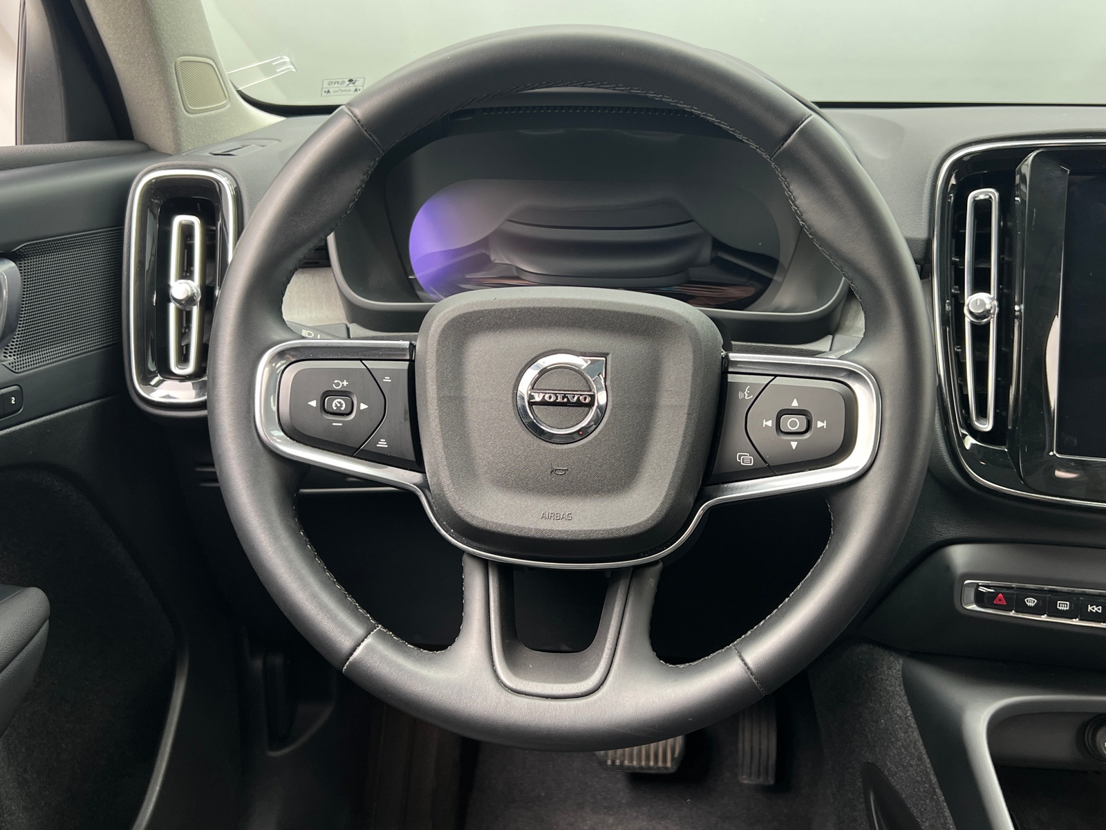 Thumbnail: 2024 Volvo XC40 - 4