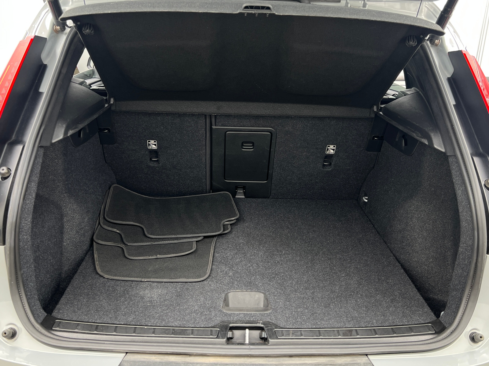 Thumbnail: 2024 Volvo XC40 - 6