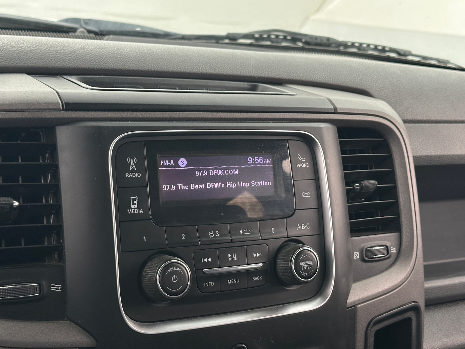 Thumbnail: 2019 RAM 1500 Classic - 3