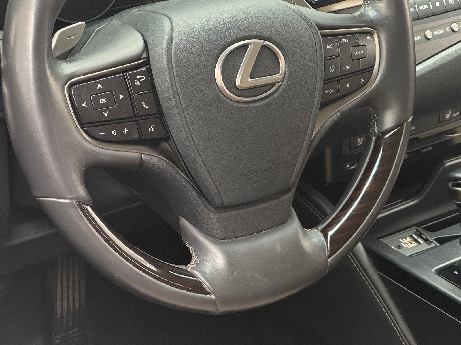 Thumbnail: 2020 Lexus ES - 4